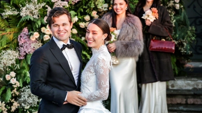 Glückliches Ehepaar: Magnus Carlsen und Ella Victoria Malone. (Foto: Amanda Pedersen Giske/NTB/AP/dpa)