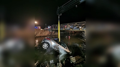 Taucher im Einsatz - das versunkenen Auto wird mit einem Kran geborgen. (Foto: Feuerwehr Emden/dpa)