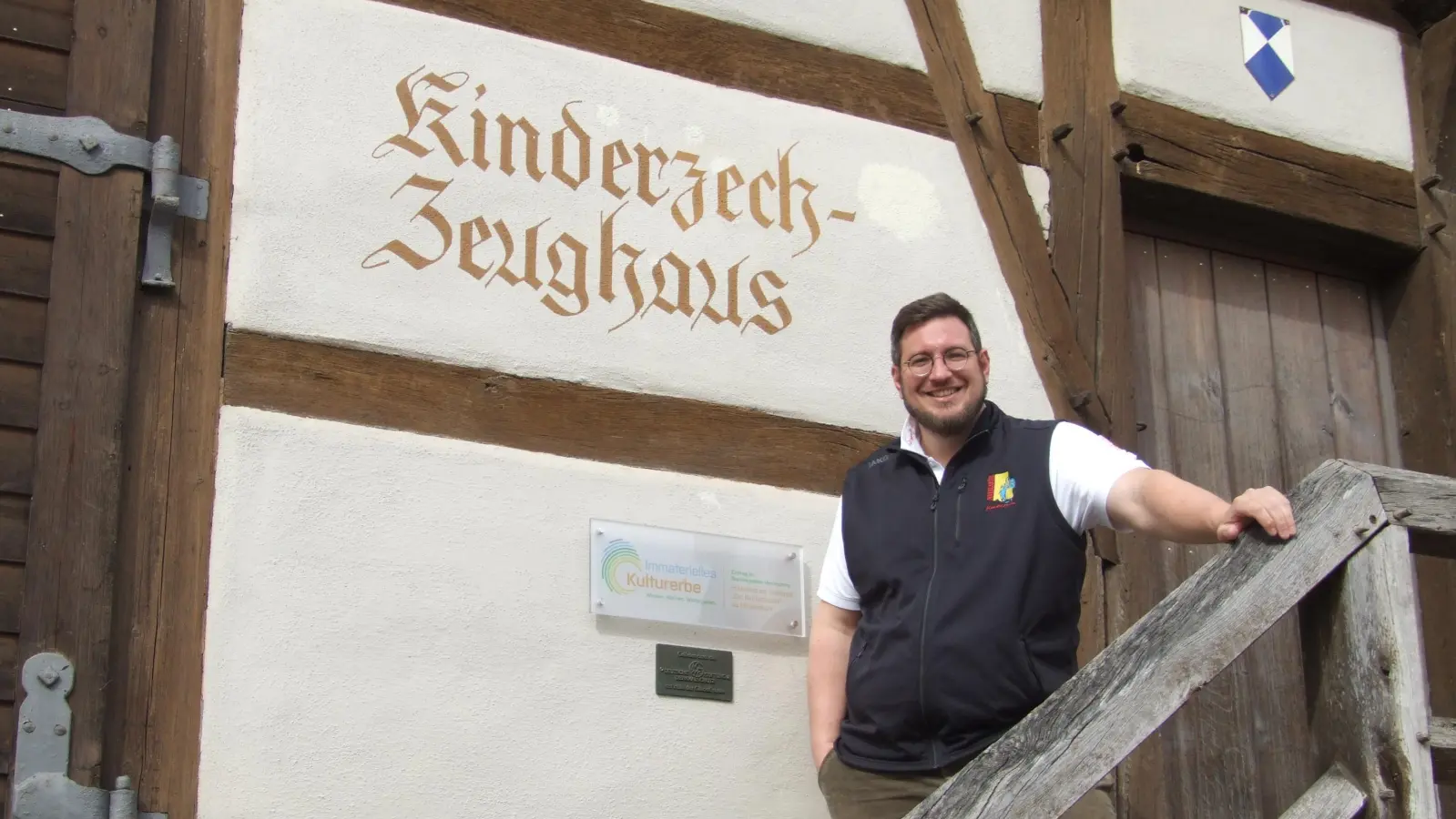 Freut sich auf den Saisonstart im Zeughaus der Dinkelsbühler Kinderzeche: Maximilian Mattausch, Sprecher des Kinderzech-Vorstands und Museumsleiter. (Foto: Jasmin Kiendl)