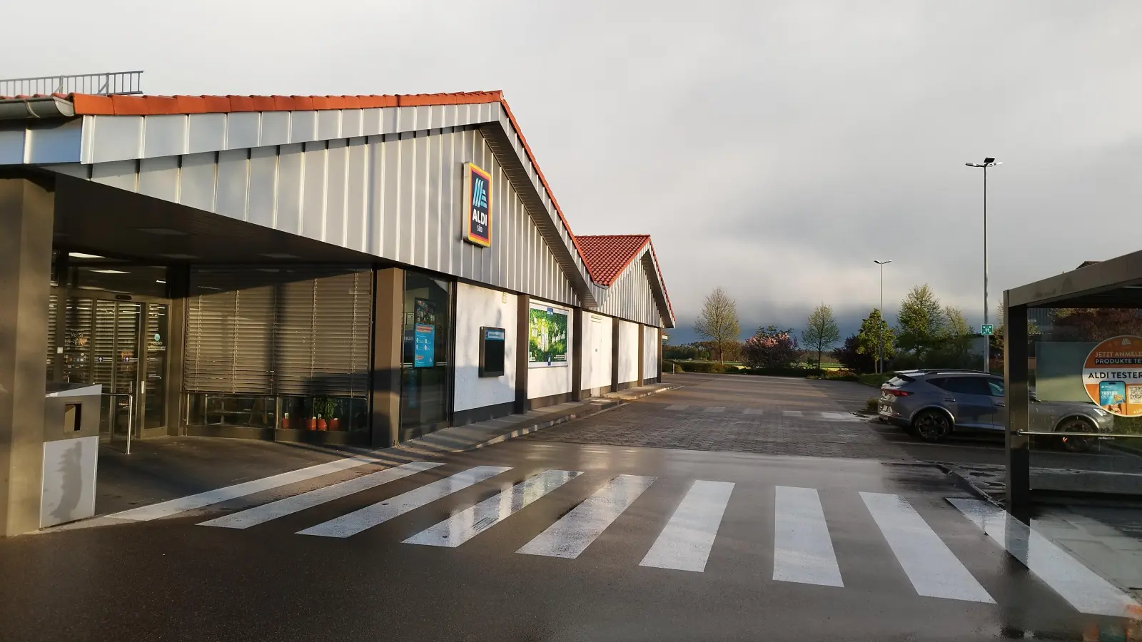 Am hinteren Ende des Aldi-Parkplatzes soll der Drogeriemarkt entstehen. Der Stadtrat von Merkendorf hat nun den Bebauungsplan beschlossen. (Archivfoto: Robert Maurer)