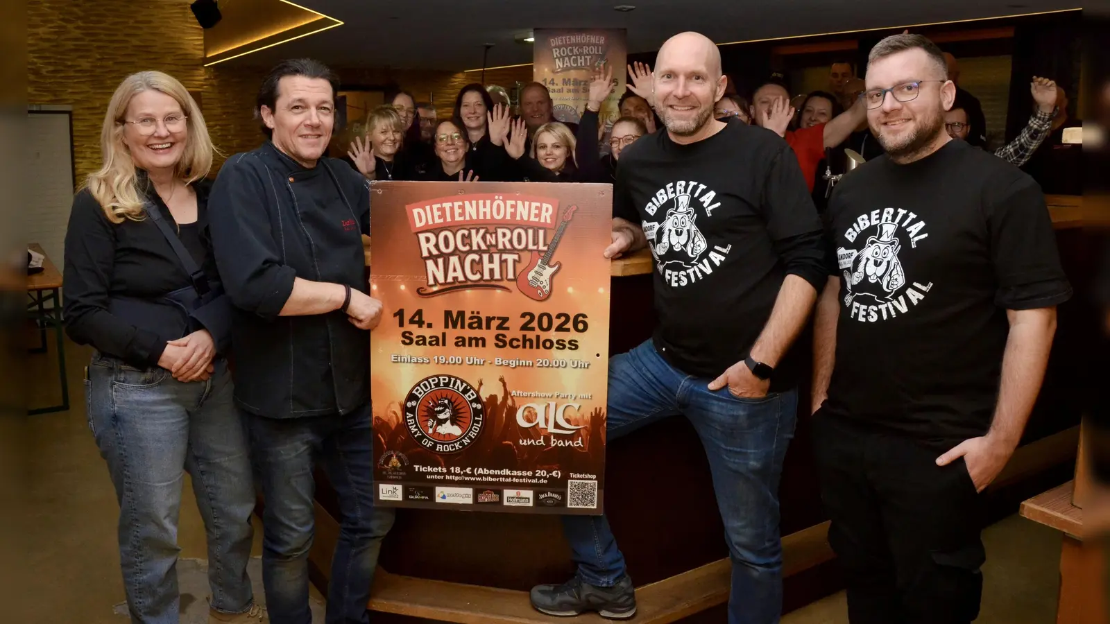 Freuen sich auf die erste Dietenhöfner Rock 'n' Roll-Nacht im Saal am Schloss (vorne von links): die Gastronomen Silke und Claus Link, Andreas Ammon und Philipp Seidel vom Vorstand des Biberttal-Festival-Vereins sowie ihre vielen freiwilligen Helferinnen und Helfer. (Foto: Yvonne Neckermann)