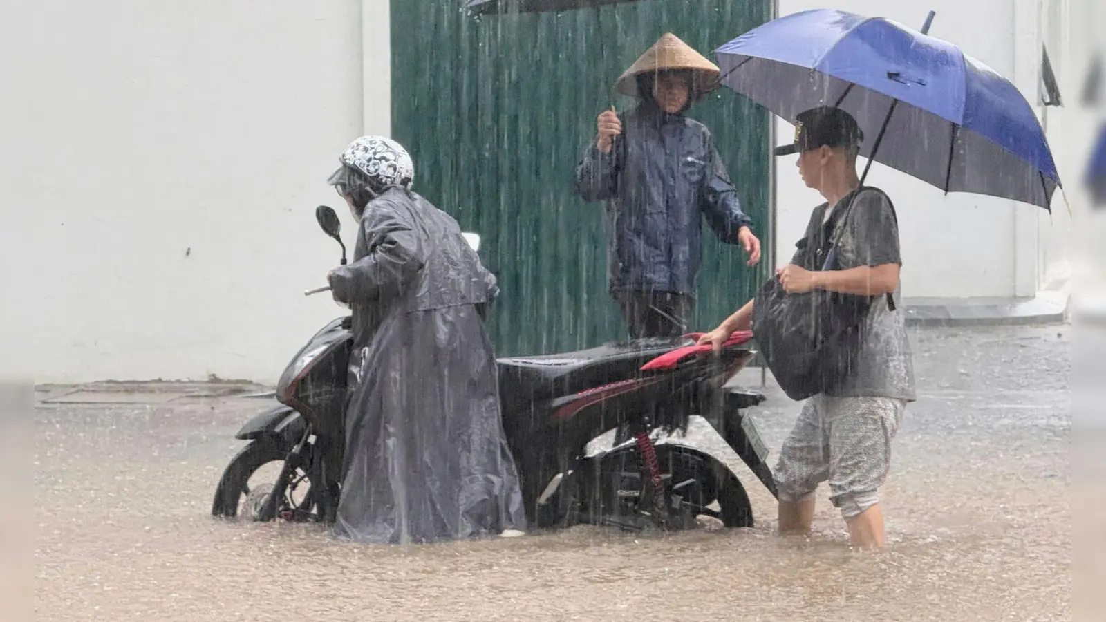In Hanoi standen viele Straßen unter Wasser. (Foto: Hau Dinh/AP/dpa)
