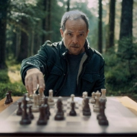 Was hat es mit den Schachfiguren auf sich, die plötzlich auftauchen? Micha Oberländer (Matthias Koeberlin) ermittelt in einem neuen Fall. (Foto: Lukas Gnaiger/ZDF/dpa)
