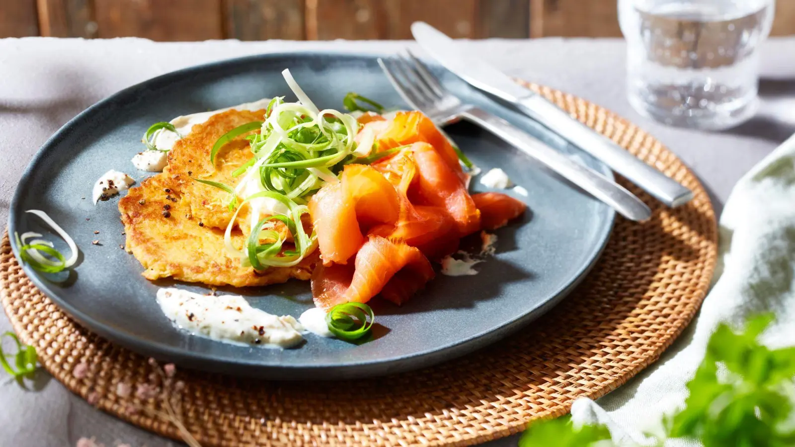 Frischer Rösti-Twist: Mit Kimchi, Räucherlachs und Zitronenquark wird das Kartoffelrösti leicht und sommerlich. (Foto: KMG/die-kartoffel.de/dpa-tmn)