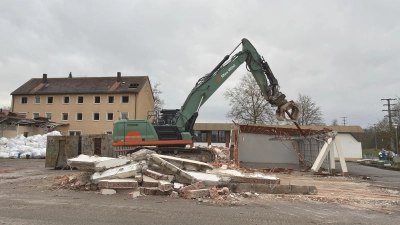 Abriss der bestehenden Gebäude: Rund sechs Millionen Euro will der Energieversorger für die Neubauten in Feuchtwangen investieren.  (Foto: N-ergie/Christian Heller)