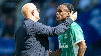 Der Anschluss von Noel Futkeu (r) kommt zu spät. (Foto: David Inderlied/dpa)