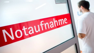 Ein 73-Jähriger ist mit dem Auto zur Ansbacher Notaufnahme gefahren – und zwar betrunken. (Symbolbild: Hauke-Christian Dittrich/dpa)