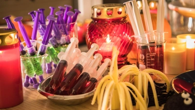 Verpackungen von Halloween-Süßigkeiten wie Bonbontüten, Folien oder Plastikeimer kommen in die Gelbe Tonne oder den Gelben Sack. (Foto: Christin Klose/dpa-tmn)