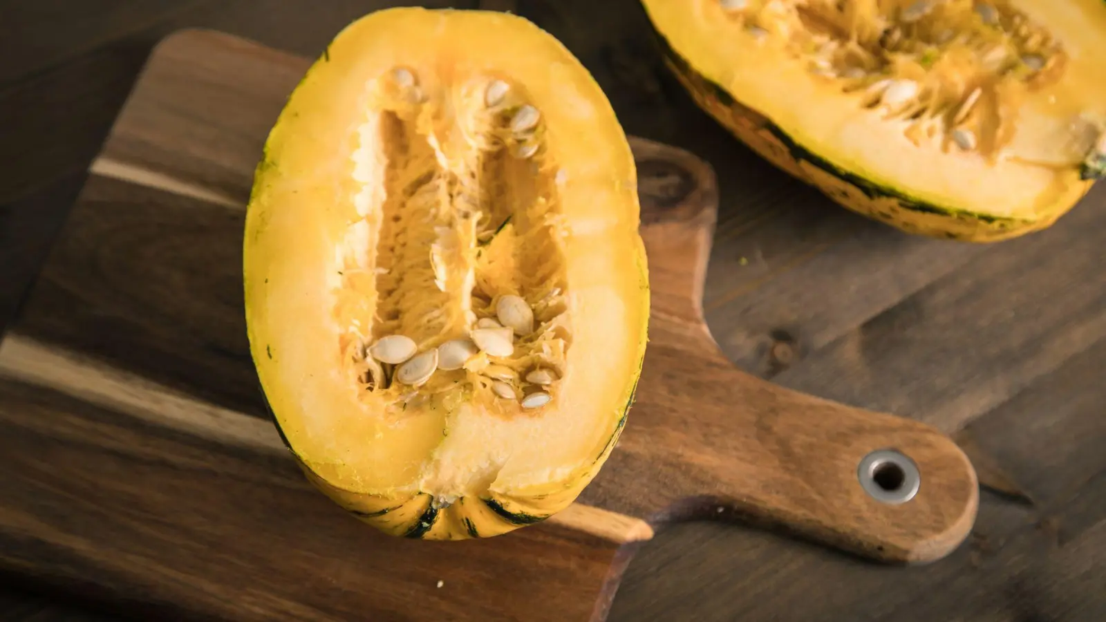 Bitterstoffe im Kürbis sind giftig und können unter anderem zu Bauchschmerzen, Erbrechen und Durchfall führen. (Foto: Christin Klose/dpa-tmn)