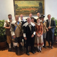 Die Ausscheidenden der Kinderzeche 2026: Michael Sommer (Rat Georg Ensmann, hintere Reihe, ganz rechts), Martin Kühner (Rat Friedrich Kobold, 3. v. l.), Ewald Berndt (Schwedischer Trompeter, 2. v. r.), Wilhelm Graser (Schwedischer Hauptmann, 2. v. l.) und Robert Hippelein (Bürgermeister Leonhard Wigerlein, 3. v. l.) und turnusmäßig nach dem zweiten Jahr Pia Lechner (Kinderlore). (Foto: Kinderzeche)