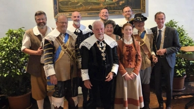 Die Ausscheidenden der Kinderzeche 2026: Michael Sommer (Rat Georg Ensmann, hintere Reihe, ganz rechts), Martin Kühner (Rat Friedrich Kobold, 3. v. l.), Ewald Berndt (Schwedischer Trompeter, 2. v. r.), Wilhelm Graser (Schwedischer Hauptmann, 2. v. l.) und Robert Hippelein (Bürgermeister Leonhard Wigerlein, 3. v. l.) und turnusmäßig nach dem zweiten Jahr Pia Lechner (Kinderlore). (Foto: Kinderzeche)