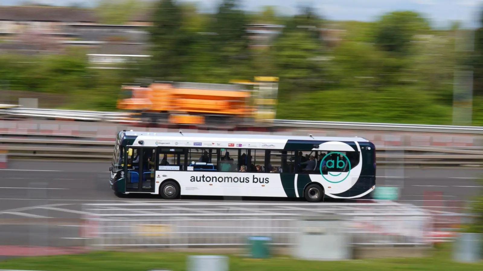 Ein autonomer Bus fährt über die Forth Road Bridge in Schottland. Erstmals kommt in Großbritannien ein selbstfahrender Bus im regulären Linienbetrieb zum Einsatz. (Foto: Andrew Milligan/PA Wire/dpa/Archivbild)