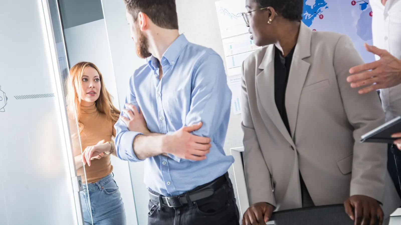 „Leute, denkt ihr noch daran, dass die Mail rechtzeitig rausgeht?“: Wenn Kolleginnen oder Kollegen sich dazu berufen fühlen, das Team zu managen, kann das für Frust und Ärger sorgen. (Foto: Christin Klose/dpa-tmn)