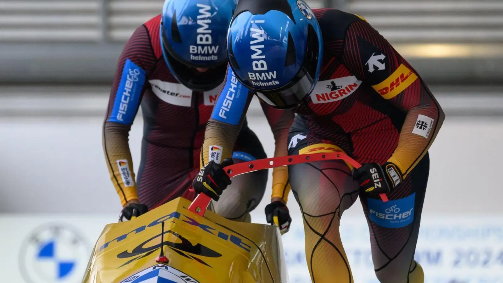 Lisa Buckwitz und Vanessa Mark liegen bei der WM in Winterberg auf Gold-Kurs. (Foto: Robert Michael/dpa)