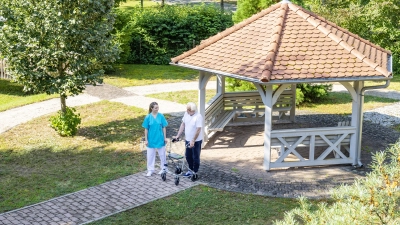 Über einen speziellen Bewegungsparcours im Freien verfügt die Klinik für Geriatrische Rehabilitation des Bezirksklinikums Ansbach. (Foto: Knut Pflaumer)