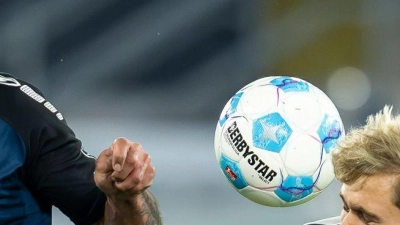 Nick Seidel (r) spielt in der neuen Saison für Regensburg. (Foto: David Inderlied/dpa)