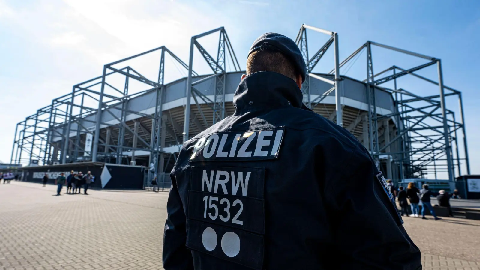 Stau auf der Anfahrt zum Borussia-Park (Foto: David Inderlied/dpa)