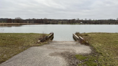 Fische fangen auch für Menschen mit Bewegungseinschränkungen: Am Obernzenner See, nahe dieser Slipanlage, soll ein barrierefreier Angelplatz entstehen. (Foto: Yvonne Neckermann)