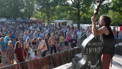 Gute Musik, entspannte Stimmung und Tanzeinlagen: Dafür steht das Bad Windsheimer Weinturm-Open-Air. (Archivbild: Mirko Fryska)