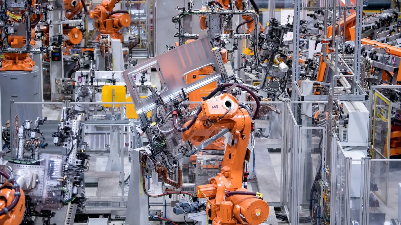 Die Metall- und Elektroindustrie bildet weniger aus. (Symbolbild) (Foto: Sven Hoppe/dpa)