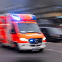 Rettungskräfte eilten dem 41-Jährigen und seinem 10-jährigen Begleiter am Sonntag zu Hilfe. (Symbolbild) (Foto: Monika Skolimowska/dpa)