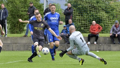 Gleich steht es 0:1: Alexander Wastl brachte Lauterhofen in Neuses (rechts Torwart Marcus Scherbel) schon nach drei Minuten in Führung. (Foto: Martin Rügner)