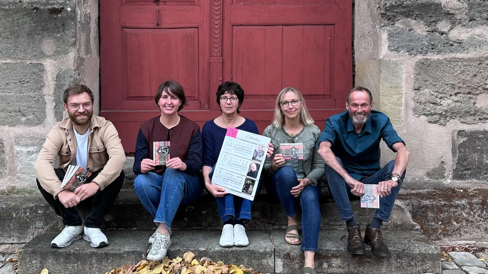 Armin Bestelmeyer, Rebecca Schiepek, Andrea Doberstein, Monika Hoenen und OB Dr. Christoph Hammer (von links) sind überzeugt, dass das neue Programm der Saison 2026/27 wieder viele unterschiedliche Menschen ansprechen wird. (Foto: Martina Haas)