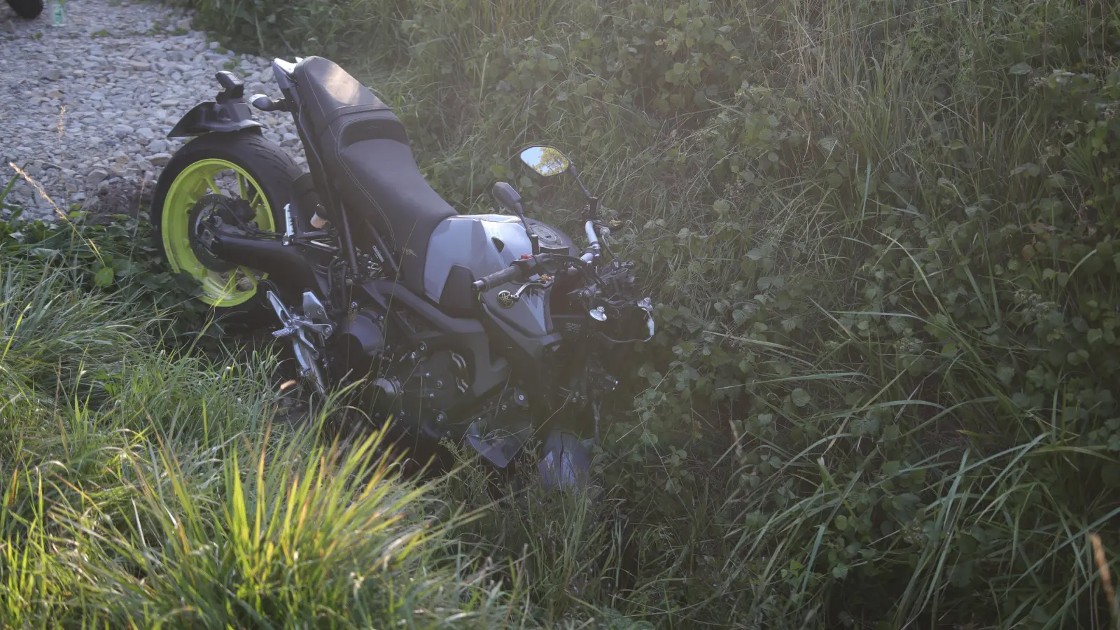 Der 24-Jährige stieß bei dem Unfall gegen einen Wassergrabendurchlass und kam im Graben zum Liegen. (Foto: NEWS5 / Markus Zahn)