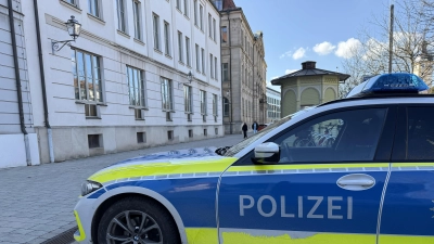 Im Justizzentrum an der Ansbacher Promenade war am Montag für vier Jugendliche die zweite Runde zu Raubüberfällen, Einbrüchen und Körperverletzungen schnell vorbei.  (Foto: Manfred Blendinger)