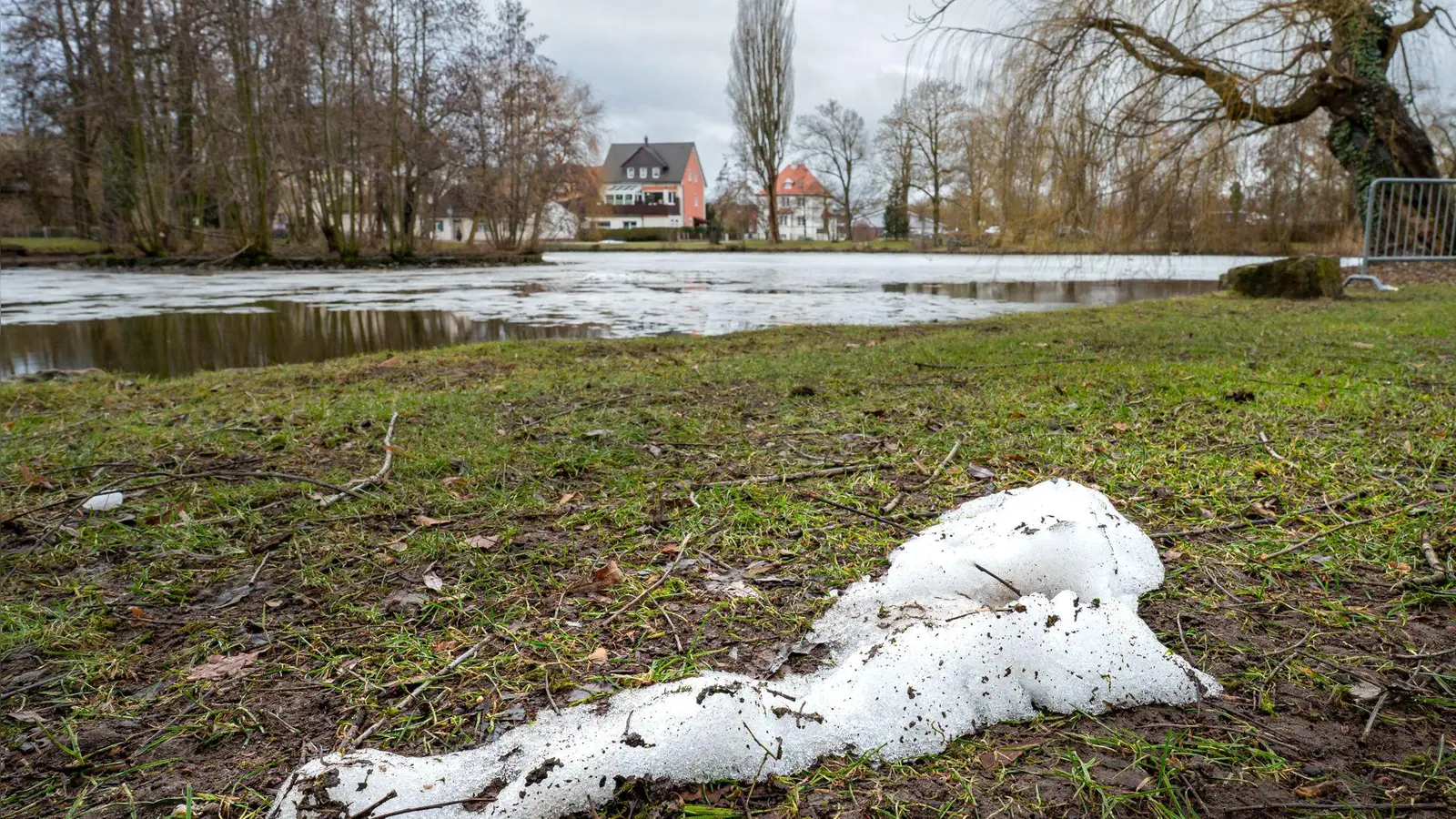 Nur noch klägliche Schneereste zeugen am Bleichweiher vom zurückliegenden Winterglück auf dem Eis. Im Stadtrat wurde genau dazu nun eine eigens erarbeitete „Eisbetretungssatzung” vorgestellt.  (Foto: Mirko Fryska)