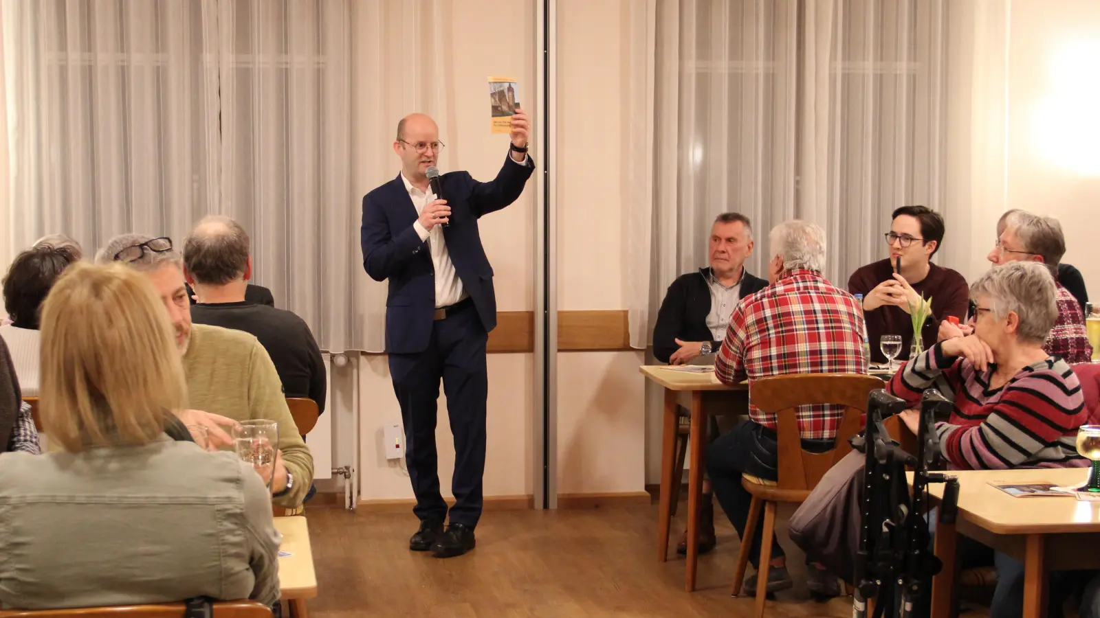 Oberbürgermeister Dr. Markus Naser sprach im Ochsen vor geschätzt 120 Leuten, blickte auf die vergangenen sechs Jahre und auch in die Zukunft. (Foto: Clarissa Kleinschrot)