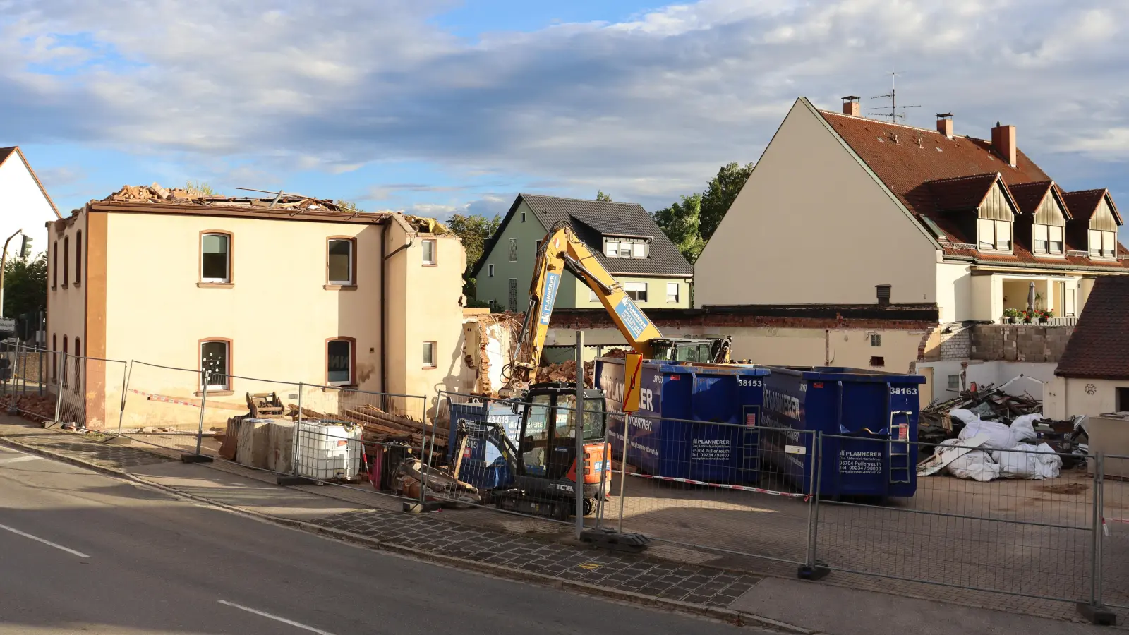 Aktuell wird das Haus an der Götz-Kreuzung platt gemacht. Auf dem Grundstück soll später ein unterirdisches Rückhaltebecken gebaut werden.  (Foto: Antonia Müller)