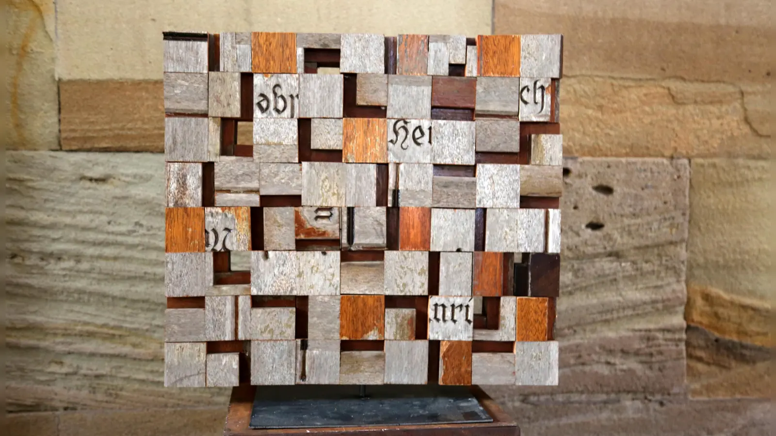 „Rätselhaft”, eine Arbeit von Sonja Kreutzer im Münster Heilsbronn.  (Foto: Martina Kramer)