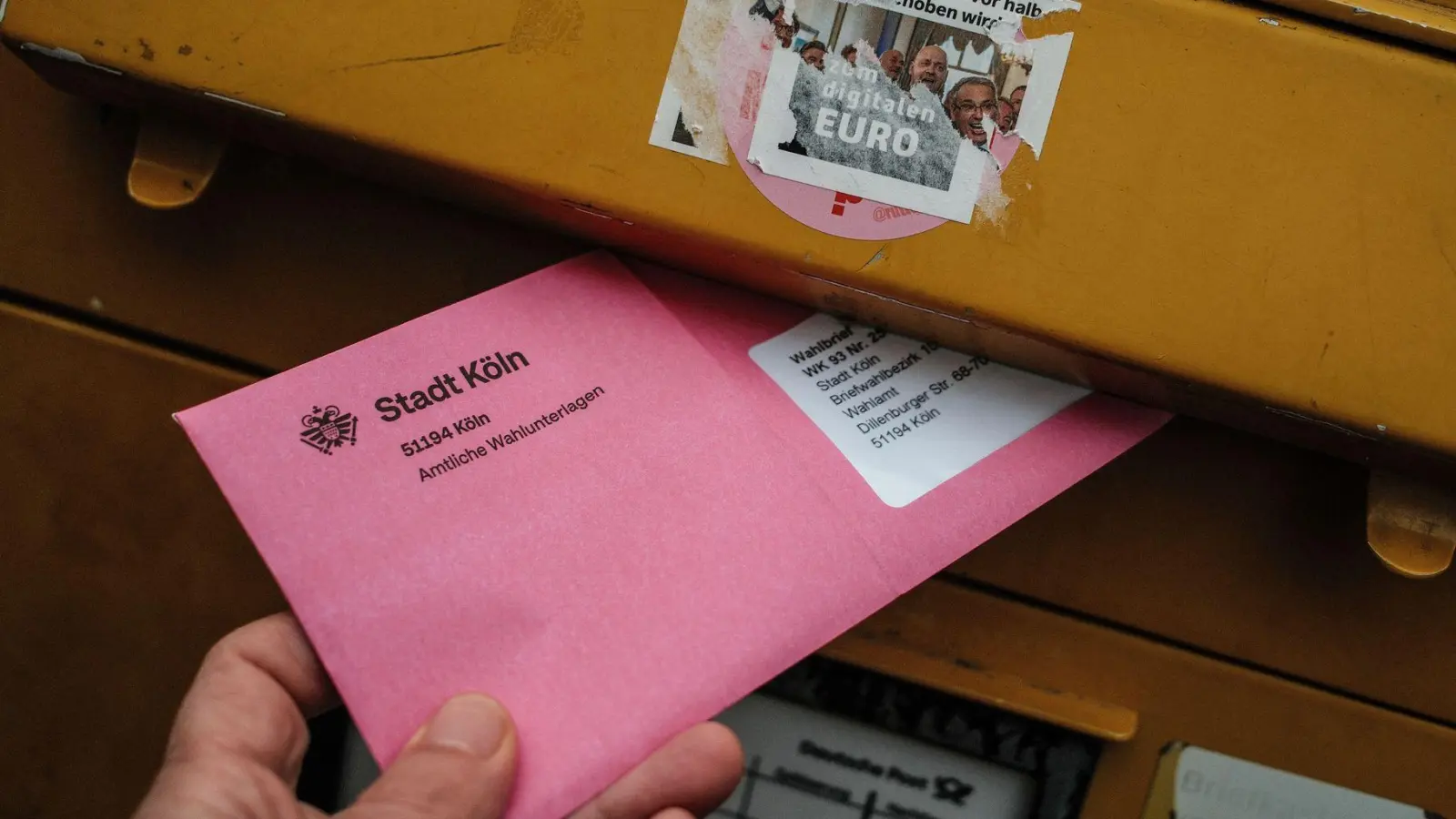 Wahlbriefe sollten bis zum 20. Februar bei der Post abgegeben werden. (Archivbild)  (Foto: Oliver Berg/dpa)