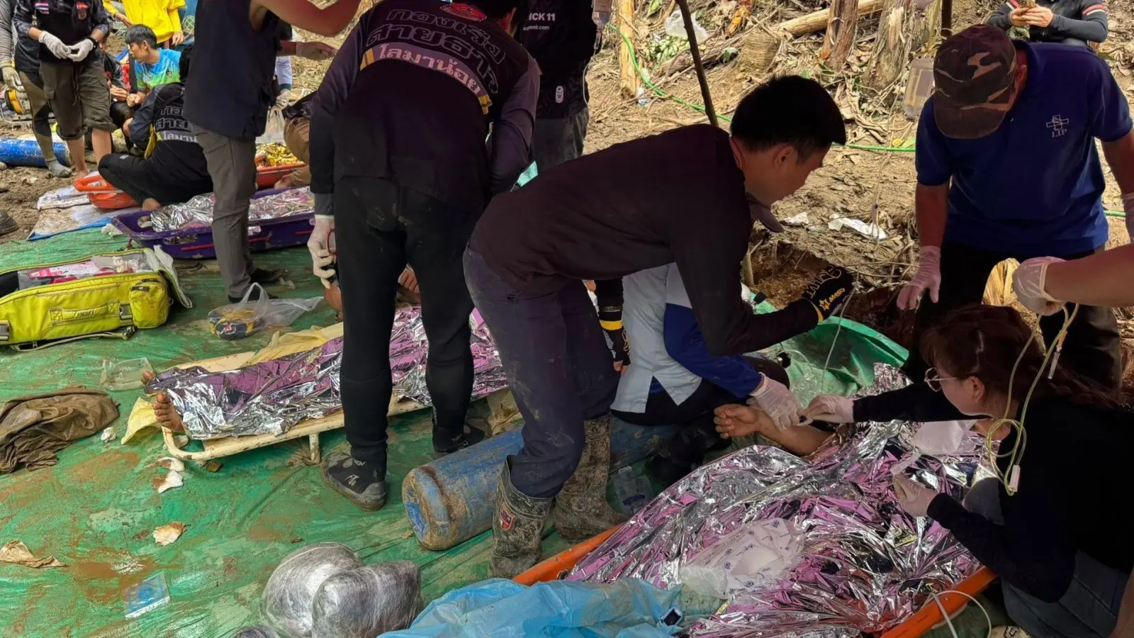 Die Goldsucher wurden auf Tragen abtransportiert. (Foto: Uncredited/Association Of Volunteers For Lao People/AP/dpa)