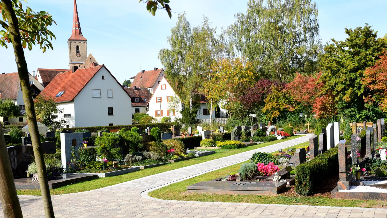 Der Hauptweg im Sachsener Friedhof ist schon vor einiger Zeit in Stand gesetzt worden. (Foto: Irmeli Pohl)