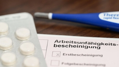 Krankheitsbedingte Fehlzeiten im Job bleiben 2025 auf erhöhtem Niveau. (Archivbild) (Foto: Bernd Weißbrod/dpa)