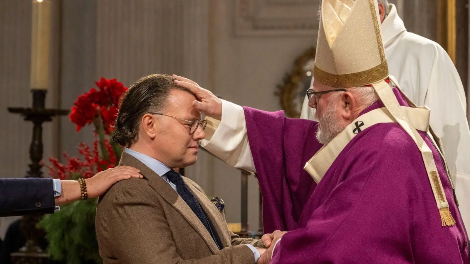 Als einer von mehr als 50 Firmlingen ließ sich Hilko Denekas von Erzbischof Kardinal Reinhard Marx in der Münchner Kirche St. Michael firmen.  (Foto: Stefan Puchner/dpa)
