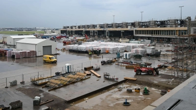 Baustoffe und Baugeräte auf der Baustelle von Terminal 3 des Frankfurter Flughafens. (Foto: Arne Dedert/dpa)