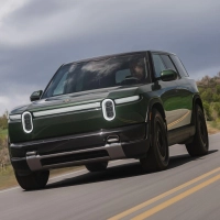 Cleanes Design, auffällige Oval-Scheinwerfer: Der Rivian R2 soll als 4,72‑Meter‑SUV gegen Tesla Model Y &amp; Co. antreten. (Foto: Rivian/dpa-tmn)