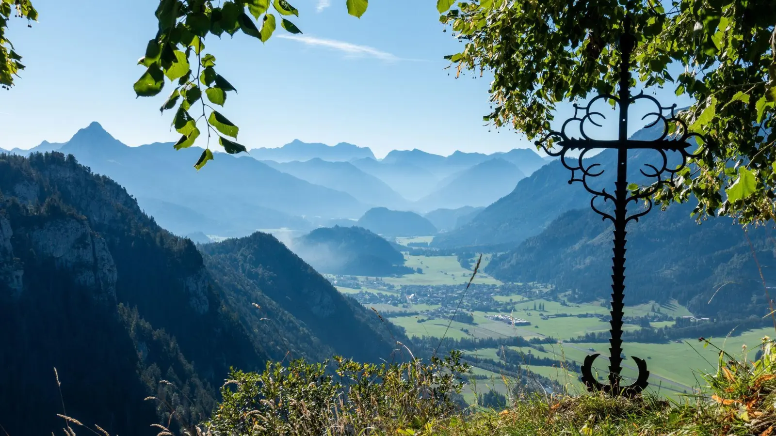 Ausblick vom Falkenstein ins Tal. (Foto: Andreas Drouve/dpa-tmn)