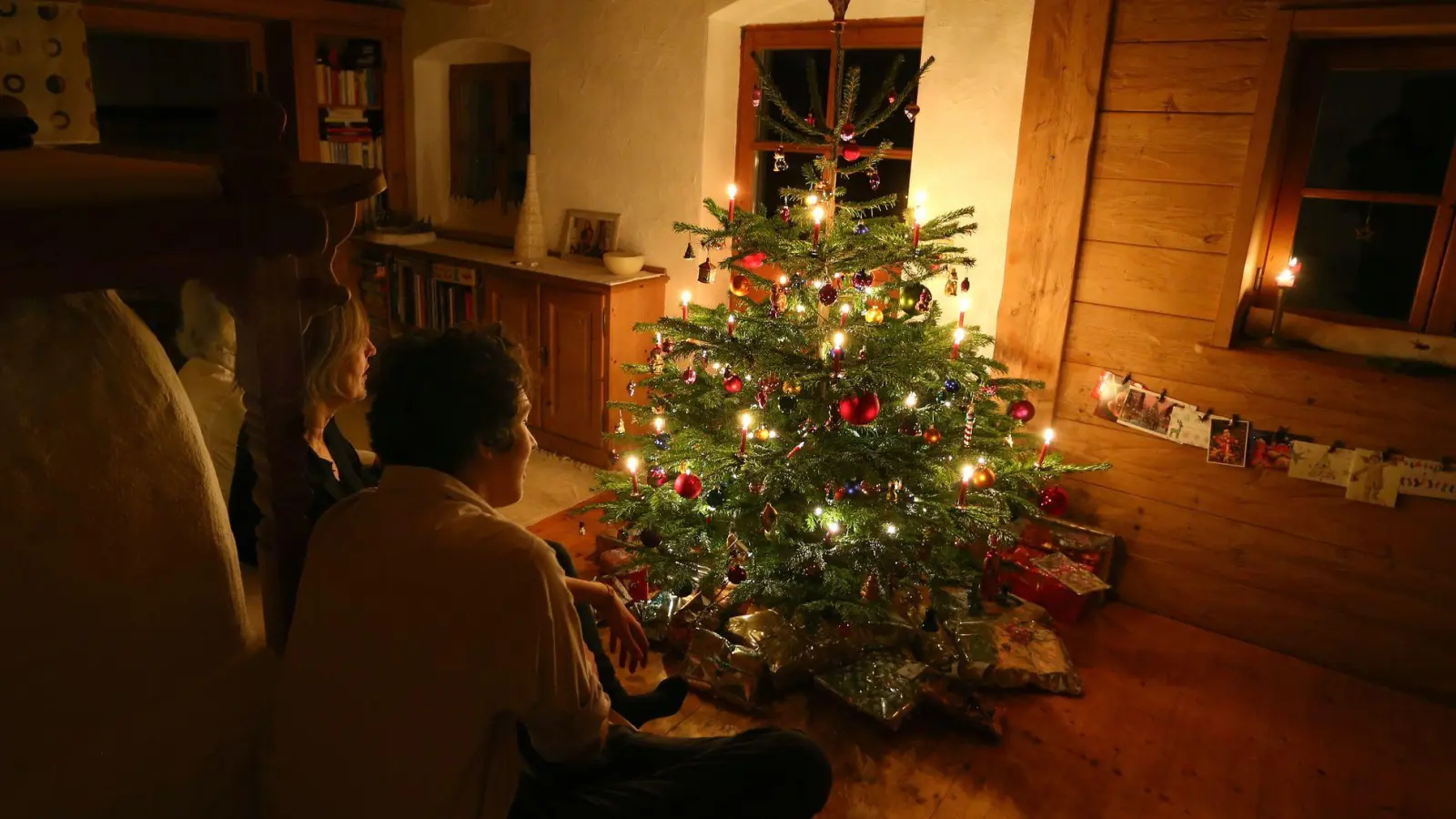 Weihnachtszimmer schmücken - für manche Leute gehört der Christbaum einfach dazu. (Foto: Karl-Josef Hildenbrand/dpa-tmn)