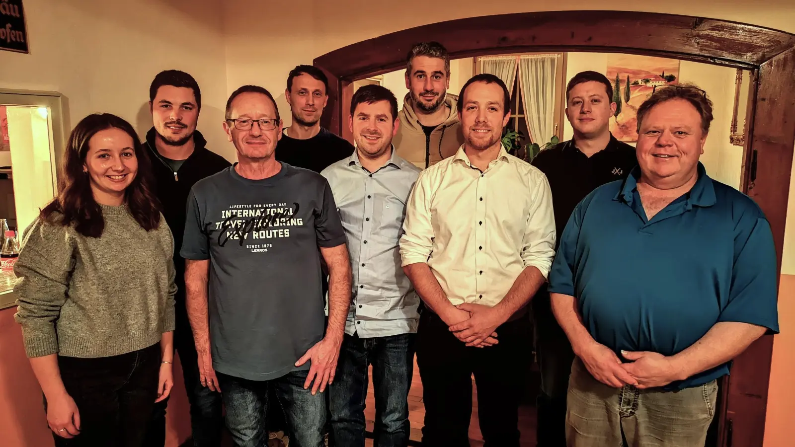 Kristof Matthes (Dritter von rechts) wurde bei der Versammlung in Adelshofen als Bürgermeisterkandidat nominiert. Das Foto zeigt ihn mit den acht Personen, die sich um Sitze im Gemeinderat bewerben. (Foto: Jürgen Binder)
