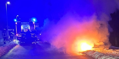 Vor allem ein Transporter eines AfD-Mitglieds, der in Flammen aufging, sorgt in Uffenheim weiter für Wirbel. (Foto: Feuerwehr Uffenheim)