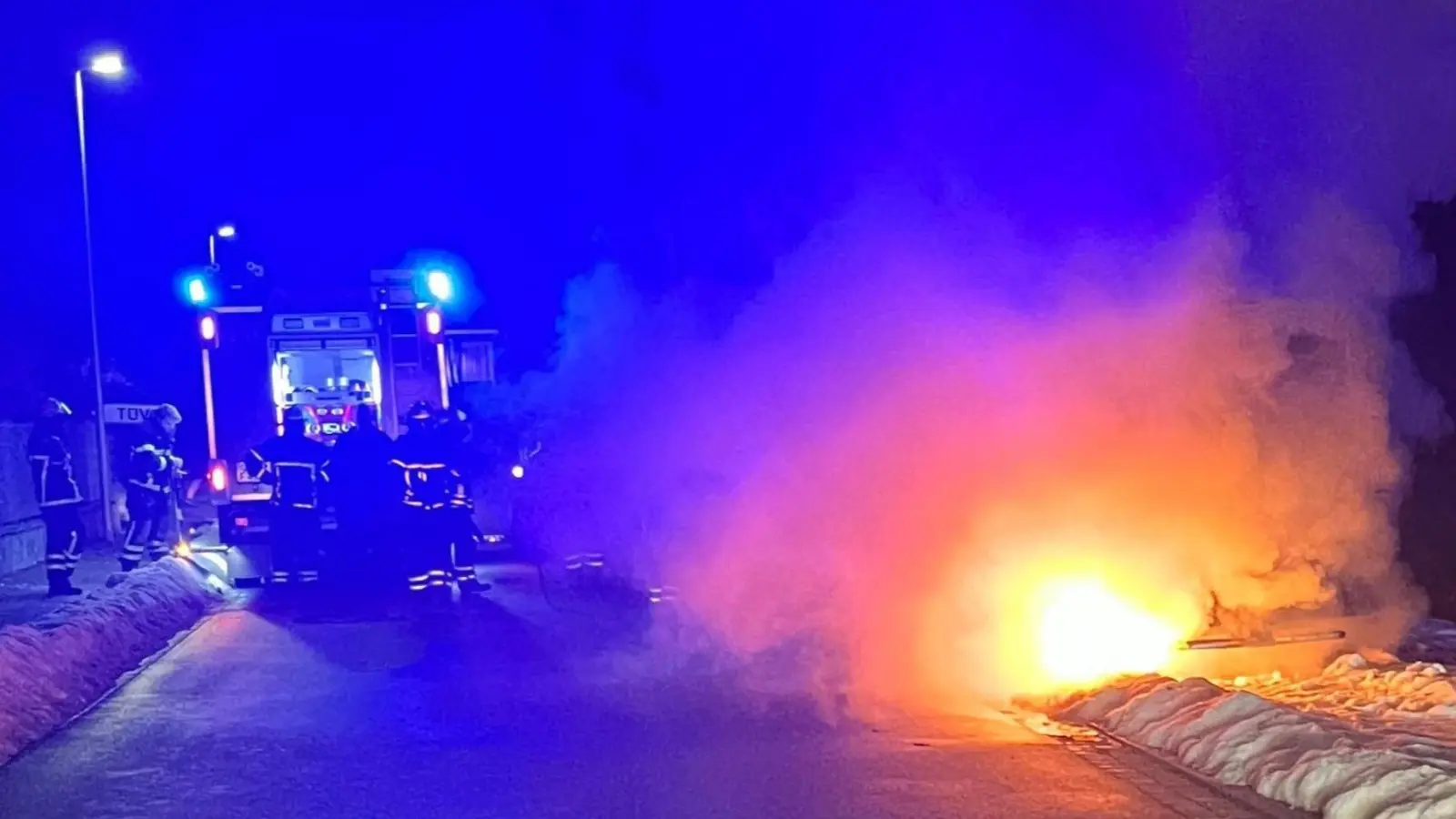 Vor allem ein Transporter eines AfD-Mitglieds, der in Flammen aufging, sorgt in Uffenheim weiter für Wirbel. (Foto: Feuerwehr Uffenheim)