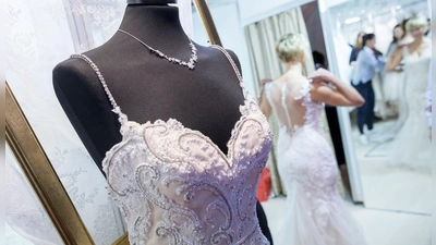 Kann ins Geld gehen: das Kleid für den großen Tag.  (Foto: Florian Schuh/dpa-tmn)