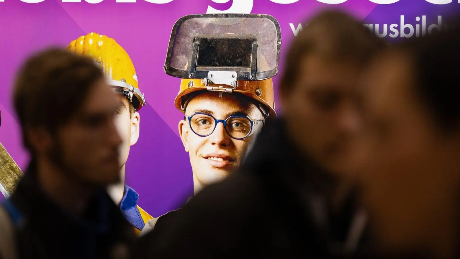 Die Zufriedenheit bayerischer Auszubildender ist zuletzt wieder gestiegen. (Archivbild) (Foto: Sebastian Kahnert/dpa)