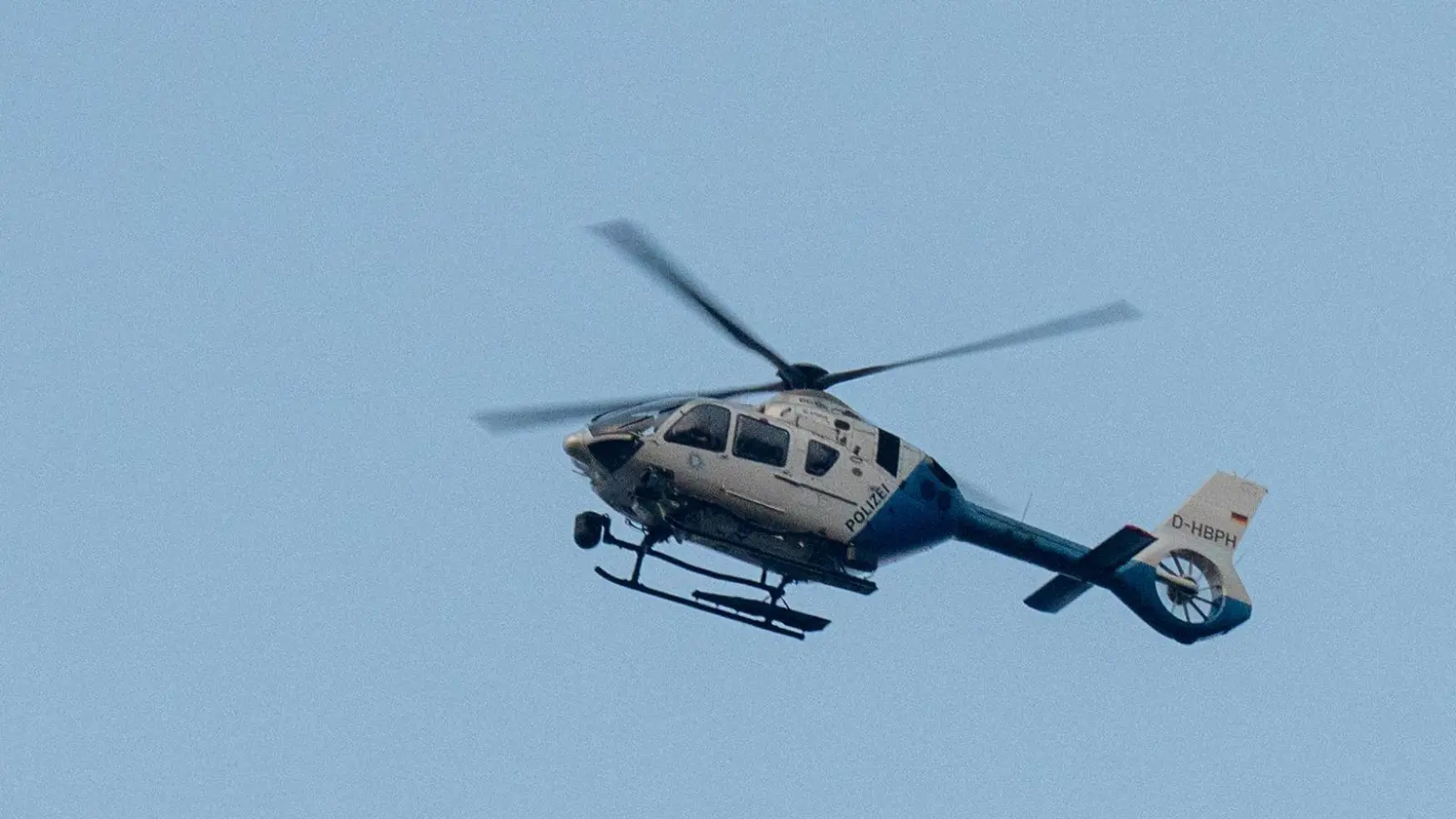 Die Polizei sucht weiter nach dem Mann. (Symbolbild) (Foto: Armin Weigel/dpa)