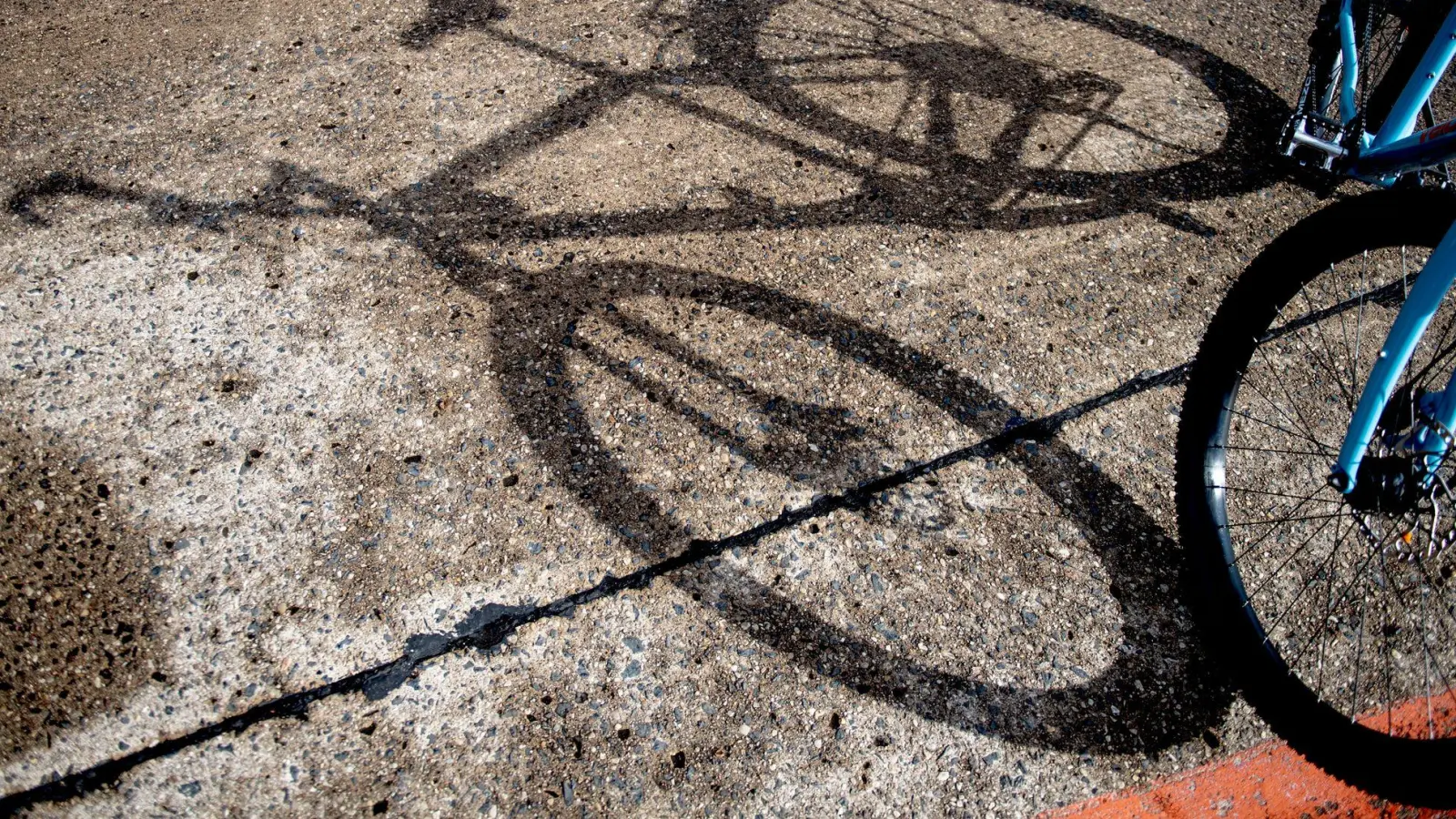 Rücksichtsloses Verhalten hat Konsequenzen im Verkehr - egal, ob von Auto- oder Fahrradfahrern. (Foto: Zacharie Scheurer/dpa-tmn)