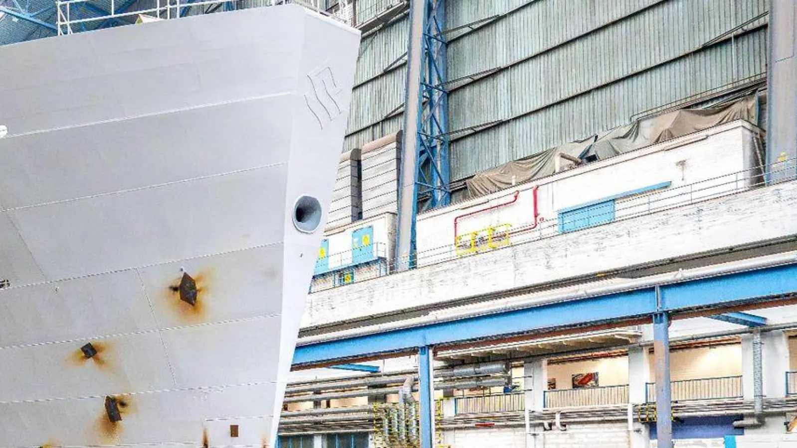 Das Kreuzfahrtschiff „Silver Ray“ in einer Halle der Meyer Werft (Archivbild). (Foto: Sina Schuldt/dpa)